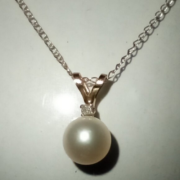 14Kt Yellow Gold Freshwater White Pearl Pendant with Diamond-Accent & Chain - Picture 1 of 4